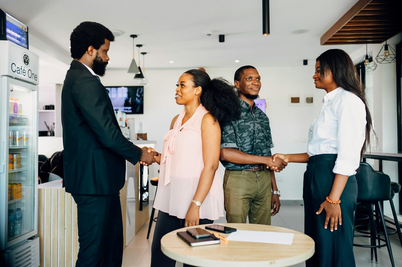 Poignée de main entre l'équipe Iroko Innov et ses clients
